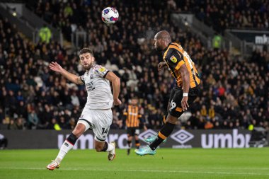 Hull City 'nin 19 numaralı oyuncusu Oscar Estupin, 1 Kasım 2022' de Hull City 'nin Middlesbrough' a karşı oynadığı Sky Bet Şampiyonası maçında topa gol atıyor.