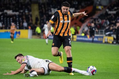 Middlesbrough 'dan Dael Fry # 6, Hull City' den Ozan Tufan # 7, Hull Bet Şampiyonası maçında MKM Stadyumu 'nda Middlesbrough' a karşı, 1 Kasım 202