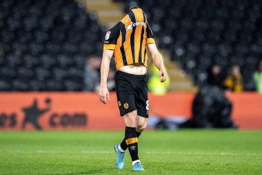 Hull City 'nin kederli Greg Docherty # 8' i, 1 Kasım 202 'de MKM Stadyumu' nda Hull City ile Middlesbrough arasındaki Sky Bet Şampiyonası maçından sonra gömleğiyle yüzünü kapatıyor.