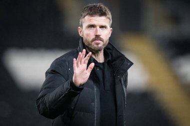 Middlesbrough teknik direktörü Michael Carrick, 1 Kasım 202 'de Hull City' nin Middlesbrough 'a karşı oynadığı maçtan sonra taraftarlarına el sallıyor.