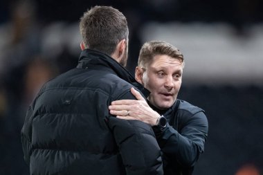 Middlesbrough teknik direktörü Michael Carrick, 1 Kasım 202 'de MKM Stadyumu' nda oynanan Hull City-Middlesbrough maçından sonra Birinci Takım koçu Andy Dawson ile tokalaşıyor.