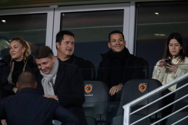 Hull City 'nin sahibi Acun Ilicali ve Liam Rosenior, 1 Kasım 202' de Hull City 'nin Middlesbrough' a karşı oynadığı Sky Bet Şampiyonası maçında