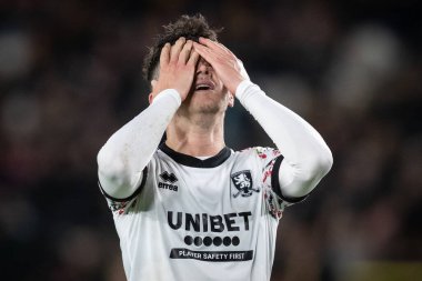 Middlesbrough 'lu kederli bir Darragh Lenihan # 26, 1 Kasım 202' de MKM Stadyumu 'nda Hull City ile Middlesbrough arasındaki Gökyüzü İddia Şampiyonası maçında iyi bir golü kaçırdıktan sonra yüzünü kapatıyor.