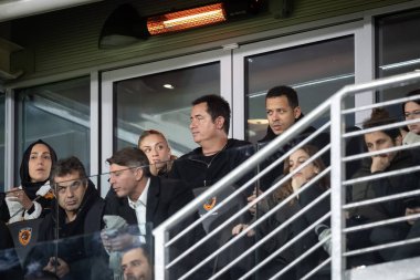 Hull City 'nin sahibi Acun Ilicali ve Liam Rosenior, 1 Kasım 202' de Hull City 'nin Middlesbrough' a karşı oynadığı Sky Bet Şampiyonası maçında