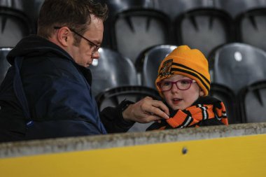 Genç bir Hull taraftarı, bu soğuk ve ıslak Kasım akşamı Hull City 'nin 1 Kasım 202' de MKM Stadyumu 'nda Middlesbrough' a karşı oynadığı Sky Bet Şampiyonası maçında eşarbını bağladı.