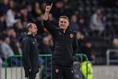 Hull City 'nin geçici menajeri Andy Dawson takımına 1 Kasım 202' de MKM Stadyumu 'nda Hull City ve Middlesbrough arasındaki Sky Bet Şampiyonası maçında talimat veriyor.