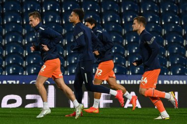 Blackpool oyuncuları maç öncesi ısınma maçında West Bromwich Albion, The Hawthorns, West Bromwich, İngiltere 'de Blackpool' a karşı 1 Kasım 202