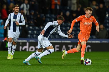 Blackpool 'dan 16 numaralı Sonny Carey, 1 Kasım 202' de Hawthorns, West Bromwich, İngiltere 'de oynanan West Bromwich Albion-Blackpool maçında topa vuruyor.