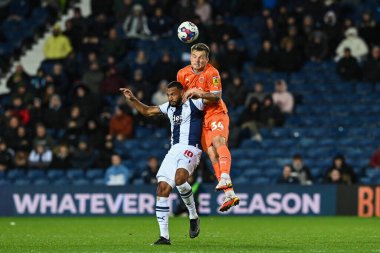 Blackpool 'dan Jordan Thorniley # 34, 1 Kasım 202' de İngiltere 'nin Hawthorns kentinde oynanan West Bromwich Albion-Blackpool maçında savunma vuruşunu kazandı.