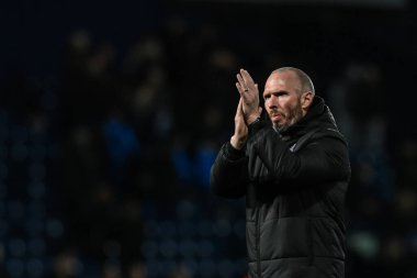 Blackpool 'un Michael Appleton teknik direktörü, 1 Kasım 202' de İngiltere 'nin West Bromwich Albion-Blackpool maçının sonunda taraftarları alkışlıyor.