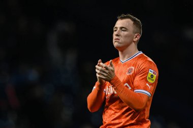 Blackpool 'dan Shayne Lavery, 1 Kasım 202' de İngiltere 'nin başkenti West Bromwich Albion' a karşı Blackpool 'da oynanan Gökyüzü İddia Şampiyonası maçının son düdüğüyle üzgün.