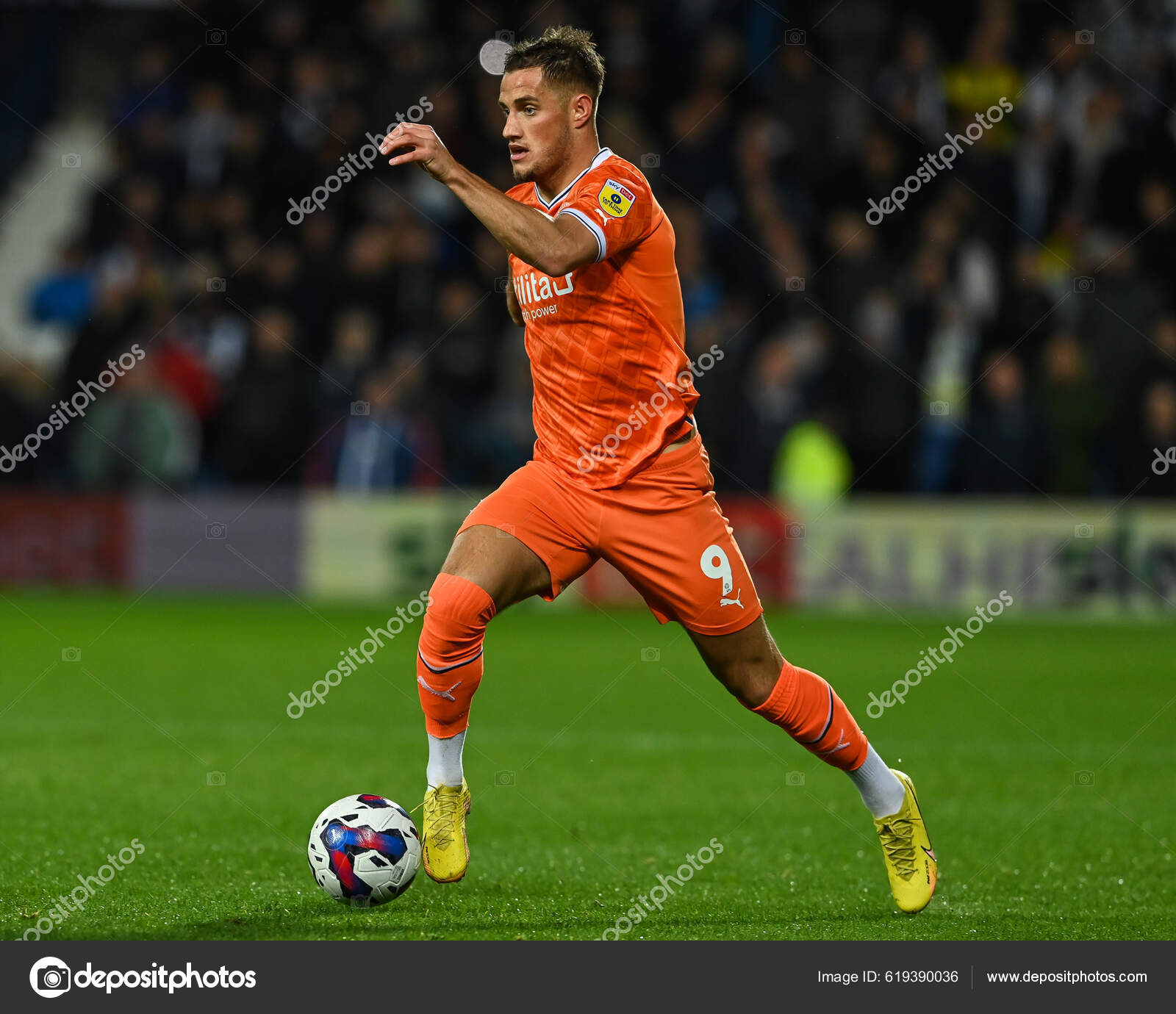Jerry Yates Blackpool Makes Break Ball Sky Bet Championship Match.