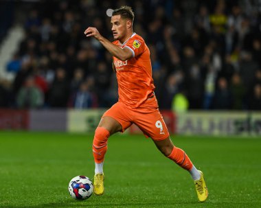 Blackpool 'dan Jerry Yates 1 Kasım 202' de West Bromwich Albion, The Hawthorns, West Bromwich, İngiltere 'de oynanan Blackpool maçında topa vuruyor.