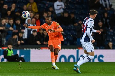 21 numaralı Blackpool oyuncusu Marvin Ekpiteta, 1 Kasım 202 'de İngiltere' nin Hawthorns kentinde oynanan West Bromwich Albion-Blackpool maçında topu temizliyor.