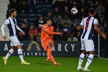 Blackpool 'dan Kenny Dougall 12 numara, 1 Kasım 202' de Hawthorns, West Bromwich, İngiltere 'de oynanan West Bromwich Albion-Blackpool maçında sahada topu temizliyor.