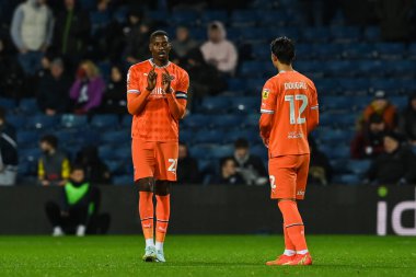 Blackpool 'dan Marvin Ekpiteta # 21 Sky Bet Şampiyonası' nda takım arkadaşı Kenny Dougall # 12 'ye talimat veriyor West Bromwich Albion, Blackpool' a karşı The Hawthorns, West Bromwich, İngiltere, 1 Kasım 202