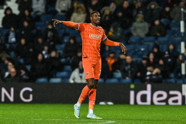 Blackpool 'dan Marvin Ekpiteta 1 Kasım 202' de İngiltere 'nin Hawthorns şehrinde oynanan West Bromwich Albion-Blackpool maçında takımına talimat veriyor.