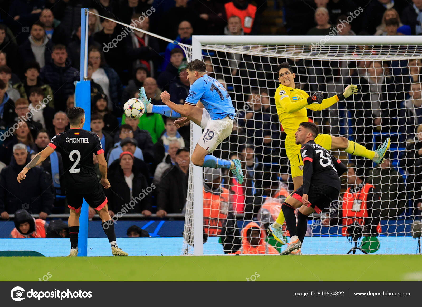 Julian Alvarez Manchester City Tries Control Ball Uefa Champions