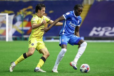 Birmingham City 'den Emmanuel Longelo # 23 numaralı George Honeyman # 39 numaralı Gökyüzü İddia Şampiyonası maçı sırasında Birmingham City, Millwall' a karşı St Andrews, Birmingham, Birleşik Krallık, 2 Kasım 202