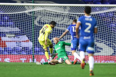 Birmingham City 'den John Ruddy 2 Kasım 202' de Birmingham City, Birmingham 'da Millwall' a karşı oynanan Gökyüzü İddia Şampiyonası maçında Tyler Burey # 14 Millwall 'dan kurtarıyor.