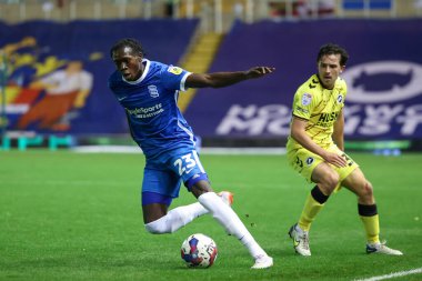 Birmingham City 'den Emmanuel Longelo 2 Kasım 202' de St Andrews, Birmingham, İngiltere 'de Birmingham City ve Millwall maçında topu sürüyor.