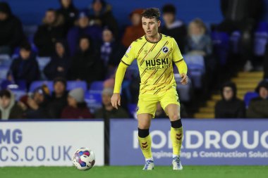Millwall 'dan Dan McNamara 2 Kasım 202' de St Andrews, Birmingham City ile Millwall arasındaki Sky Bet Şampiyonası maçında topu sürüyor.