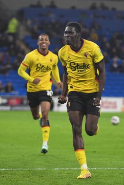 Watford 'dan 23. Ismala Sarr, 2 Kasım 2022' de Cardiff City Stadyumu 'nda Cardiff City ve Watford arasındaki Sky Bet Şampiyonası maçında 1-2' lik galibiyetini kutluyor.