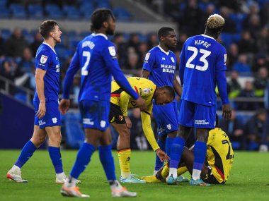 Watford 'dan 23 numaralı Ismala Sarr, Cardiff City' nin 2 Kasım 2022 'de Cardiff City Stadyumu' nda oynanan Sky Bet Şampiyonası maçında Cardiff City - Watford maçında Ryan Wintle # 6 'dan faul aldı.