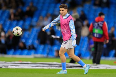 Manchester City 'den Julian Alvarez 2 Kasım 202' de Etihad Stadyumu 'nda oynanan UEFA Şampiyonlar Ligi karşılaşması öncesinde maç için ısınıyor.