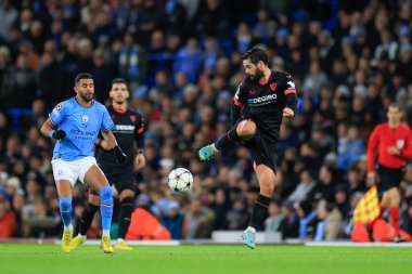 Manchester City - Etihad Stadyumu 'nda Manchester City - Sevilla maçında Manchester City # 26 numara Riyad Mahrez' in izlediği topu Sevilla 22 numaralı Sevilla kontrol ediyor.