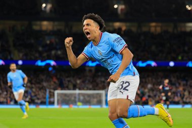 Manchester City 'den Rico Lewis 2 Kasım 202' de Etihad Stadyumu 'nda oynanan UEFA Şampiyonlar Ligi maçında 1-1' lik skoru kutluyor.