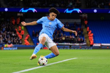 Manchester City 'den Rico Lewis 2 Kasım 202' de Etihad Stadyumu 'nda oynanan Manchester City - Sevilla maçında topu kontrol ediyor.