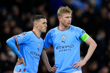 Phil Foden # 47 ve Kevin De Bruyne UEFA Şampiyonlar Ligi maçında taktikleri tartıştılar Manchester City - Sevilla Etihad Stadyumu, Manchester, İngiltere, 2 Kasım 202