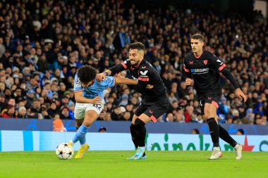 Manchester City 'den Rico Lewis # 82 UEFA Şampiyonlar Ligi maçında Alex Telles # 3 Sevilla' yı geçmeye çalışıyor Manchester City - Sevilla Etihad Stadyumu, Manchester, İngiltere, 2 Kasım 202