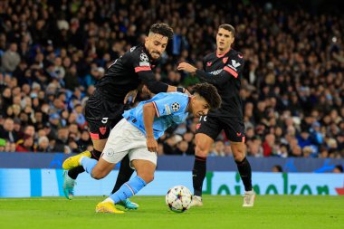Manchester City 'den Rico Lewis # 82 UEFA Şampiyonlar Ligi maçında Alex Telles # 3 Sevilla' yı geçmeye çalışıyor Manchester City - Sevilla Etihad Stadyumu, Manchester, İngiltere, 2 Kasım 202