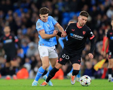 Julian Alvarez # 19 Manchester City ve Jose Angel Carmona # 30 UEFA Şampiyonlar Ligi maçında Sevilla 'ya karşı Etihad Stadyumu, Manchester, İngiltere 2 Kasım 202