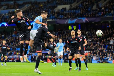 Manchester City 'den Ruben Dias 2 Kasım 202' de Etihad Stadyumu 'nda oynanan UEFA Şampiyonlar Ligi maçında topu kaleye taşıdı.