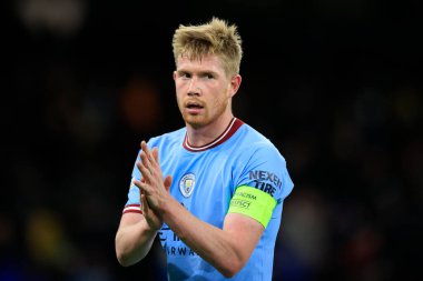Manchester City 'den Kevin De Bruyne 2 Kasım 202' de Etihad Stadyumu 'nda oynanan UEFA Şampiyonlar Ligi maçının sonunda taraftarları alkışlıyor.