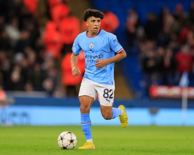 UEFA Şampiyonlar Ligi maçında Manchester City - Sevilla maçı sırasında Manchester City # 82 numaralı Rico Lewis Etihad Stadyumu 'nda, 2 Kasım 202