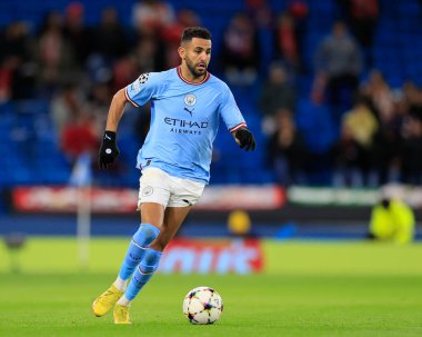 Manchester City 'den Riyad Mahrez 2 Kasım 202' de Etihad Stadyumu 'nda oynanan Manchester City - Sevilla maçında topla koşar.