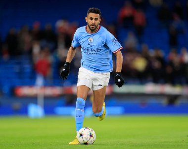 Manchester City 'den Riyad Mahrez 2 Kasım 202' de Etihad Stadyumu 'nda oynanan Manchester City - Sevilla maçında topla koşar.