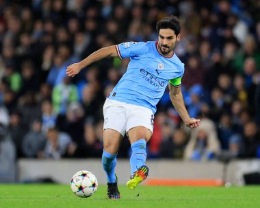 Manchester City 'den Ilkay Gundogan 2 Kasım 202' de Etihad Stadyumu 'nda oynanan UEFA Şampiyonlar Ligi maçında pas veriyor.