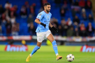 Manchester City 'den Riyad Mahrez 2 Kasım 202' de Etihad Stadyumu 'nda oynanan UEFA Şampiyonlar Ligi maçında pas veriyor.