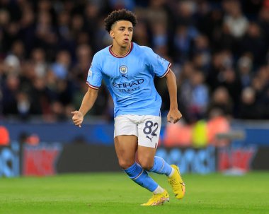 UEFA Şampiyonlar Ligi maçında Manchester City - Sevilla maçı sırasında Manchester City # 82 numaralı Rico Lewis Etihad Stadyumu 'nda, 2 Kasım 202