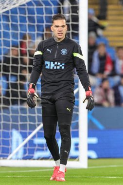 Manchester City 'den Ederson # 31 UEFA Şampiyonlar Ligi karşılaşması öncesinde Etihad Stadyumu' nda Manchester City - Sevilla maçı, 2 Kasım 202