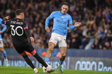 Jos ngel Carmona # 30 Sevilla faul yaptı Jack Grealish # 10 Manchester City UEFA Şampiyonlar Ligi maçı sırasında Manchester City - Sevilla Etihad Stadyumu, Manchester, Birleşik Krallık, 2 Kasım 2022