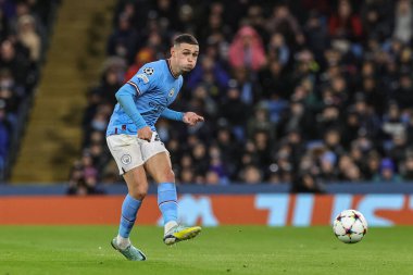 Manchester City 'den Phil Foden 2 Kasım 202 tarihinde Etihad Stadyumu' nda oynanan UEFA Şampiyonlar Ligi maçında pas veriyor.