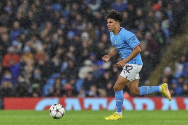 Manchester City 'den Rico Lewis # 82 UEFA Şampiyonlar Ligi maçı sırasında Etihad Stadyumu' nda Manchester City ile Sevilla karşılaşması, 2 Kasım 202