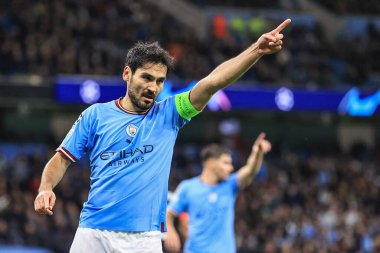 Manchester City 'den # 8 numaralı lkay Gndoan, UEFA Şampiyonlar Ligi maçında Manchester City - Sevilla maçında 2 Kasım 2022' de Etihad Stadyumu 'nda kurtarıldıktan sonra köşedeki yerini aldı.