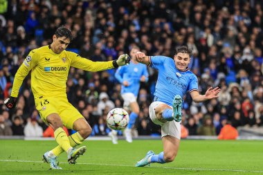 Manchester City 'den 19 numaralı Julin Ivarez, UEFA Şampiyonlar Ligi maçında Sevilla' nın 13 numarası Yassine Bounou 'ya baskı yapıyor. Manchester City, Etihad Stadyumu' nda Sevilla 'ya karşı, 2 Kasım 2022
